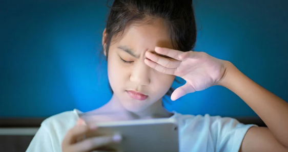 बच्चों की आंखों का विकास रोक रहे मोबाइल, बच्चों को सूर्य की रोशनी में खेलने दें