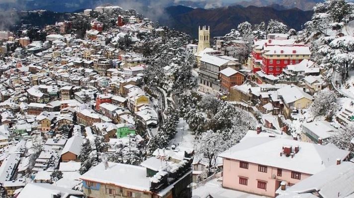 कश्मीर से लेकर हिमाचल प्रदेश तक पहाड़ों पर जमकर हो रही बर्फबारी