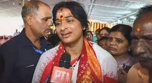 ‘काल्पनिक तीर’ विवाद पर BJP उम्मीदवार माधवी लता के खिलाफ FIR दर्ज